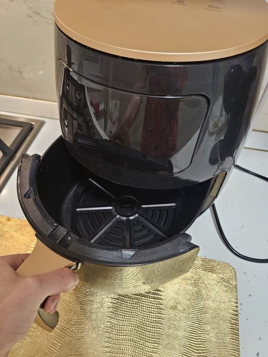 Friteuza airfryer cu aer cald