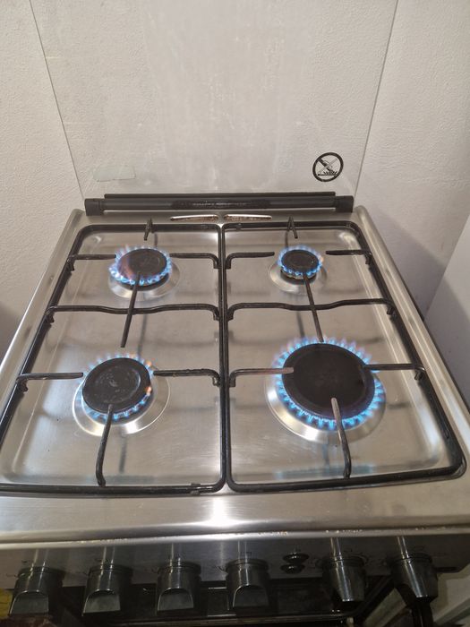 Vând aragaz Zanussi ZCG212J1XA