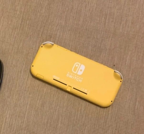 Vând Nintendo Switch Lite – galben