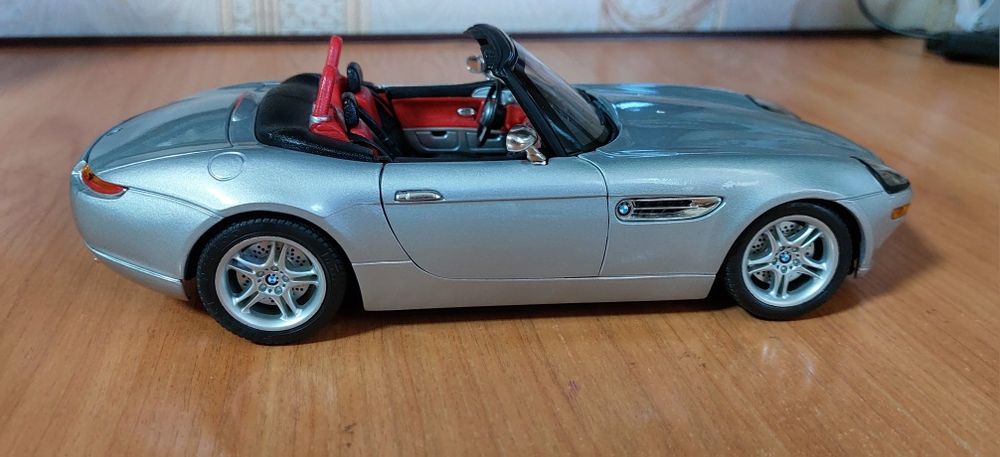 Коллекционная модель автомобиля 1-18