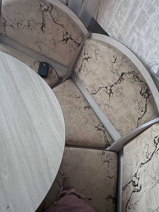 Продам кух стол с дивпном и стульями