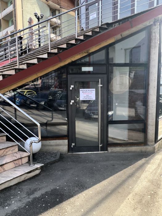 Inchiriez spatii comerciale , atat la parter cat si la etaj .