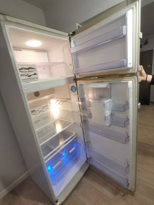 Vând combina frigorifica BEKO - Total No Frost