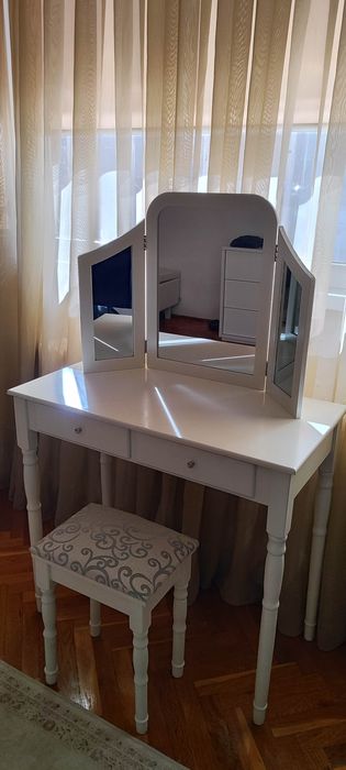 Oglinda pentru măsuță de toaletă