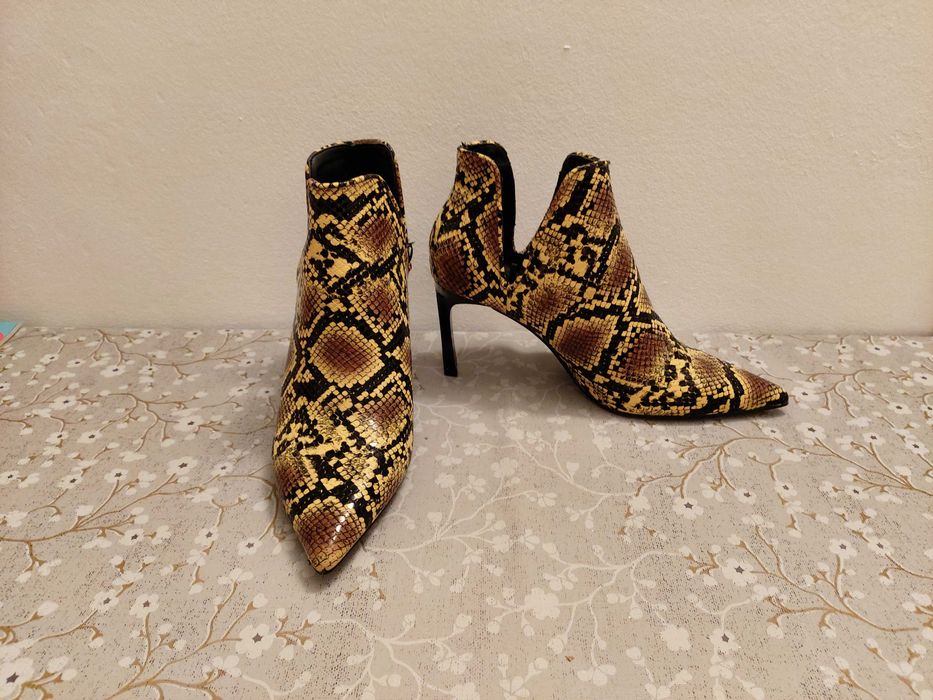 Botine imitație piele de şarpe