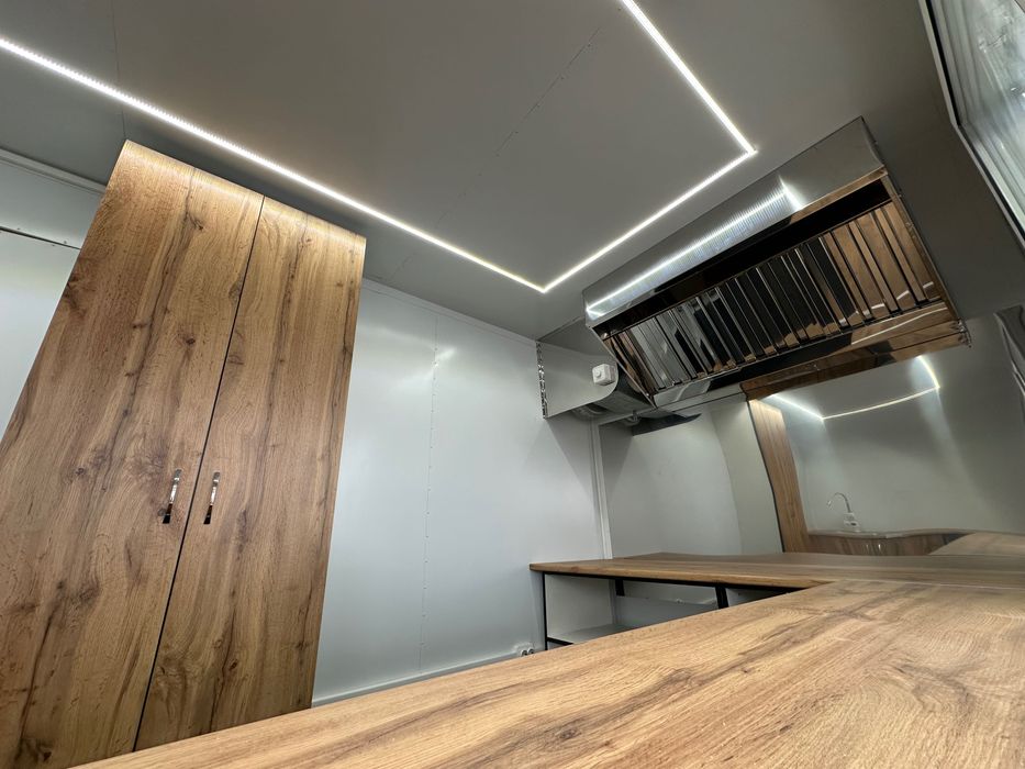 Каравана за бързо хранене е първата в България.