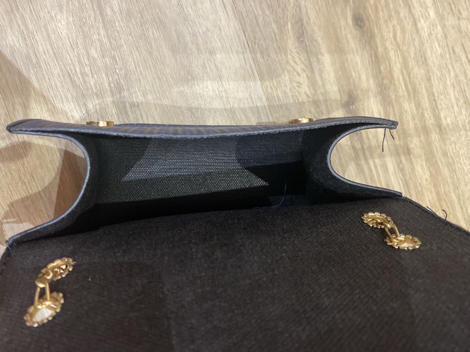 Синя, модерна чанта ZARA.