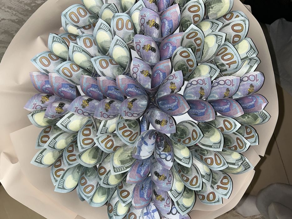 Өтірік ақшалардан жасалған букет