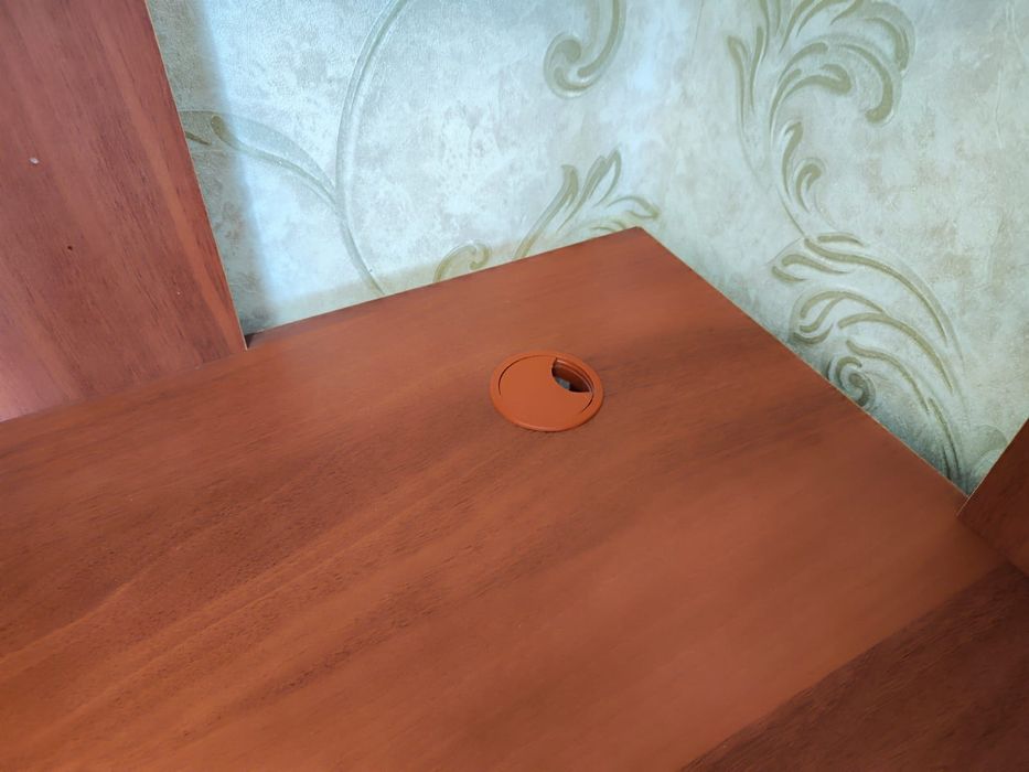 Продам удобный компьютерный стол с тумбочкой