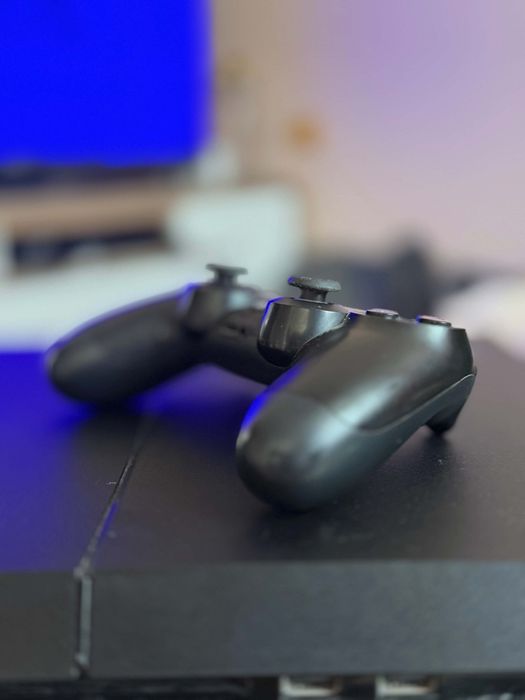PS4 1TB 2 джойстика и няколко игри