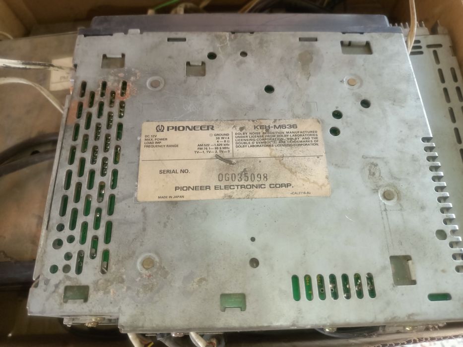 Магнитофон - радио ,стерео на автомобиль , их ТРИ штуки все разные ...