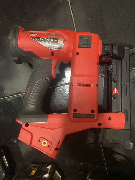 Corp Capsator fără fir MILWAUKEE M18 FNCS18GS