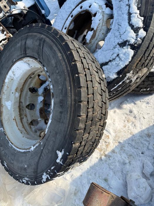 Продам резину с дисками грузовую