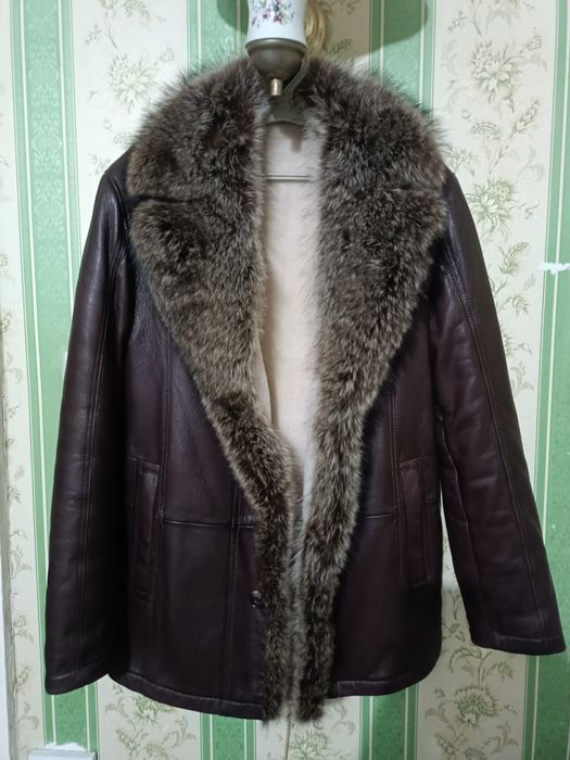 Продам кожаную куртку с натуральным мехом енота