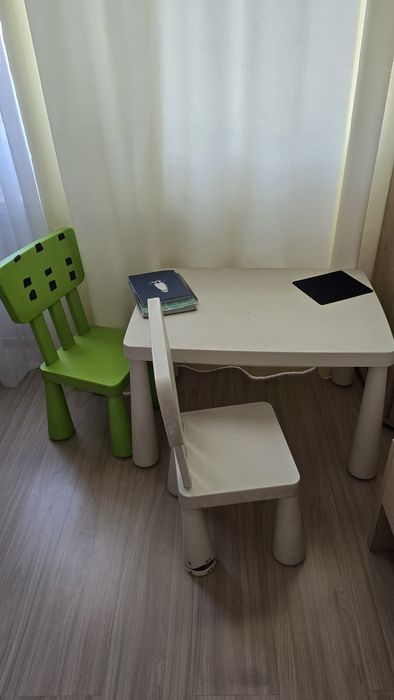 Детский стол+2 стула  Икея Моммут