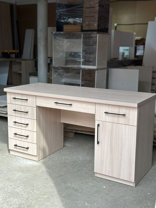 Столы двухтумбовые,  письменные.