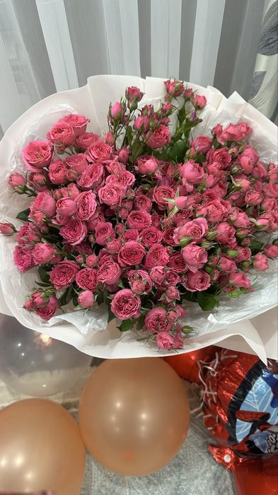 Цветы очень свежые кустовые розы