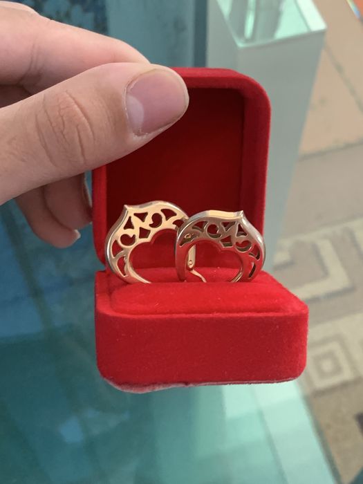 продам золотые серьги