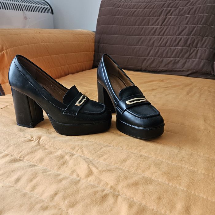 Чисто нови черни обувки, номер 35