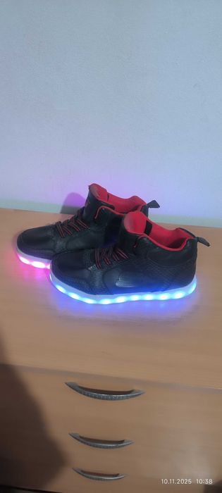 Vând adidași băiat Skechers