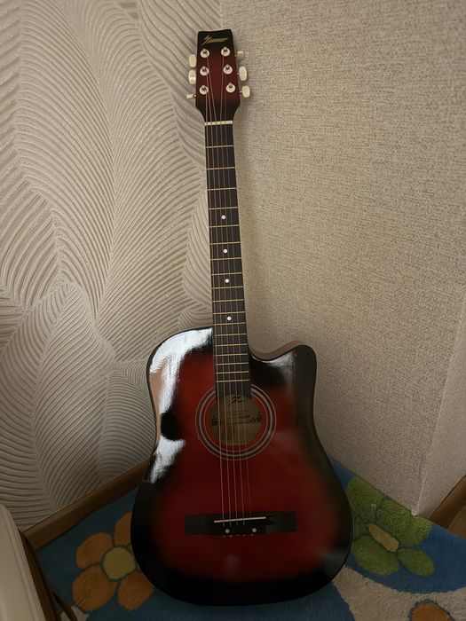 Продам гитару 35000