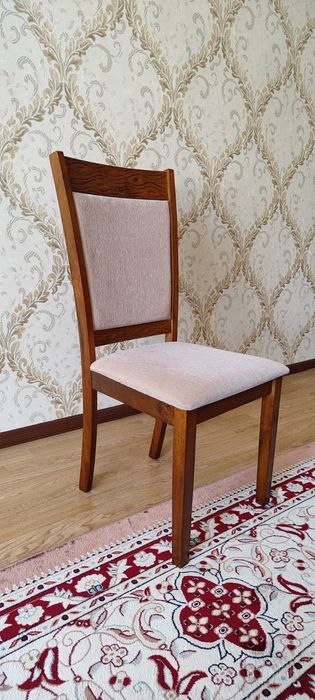 Стол және орындықтарымен