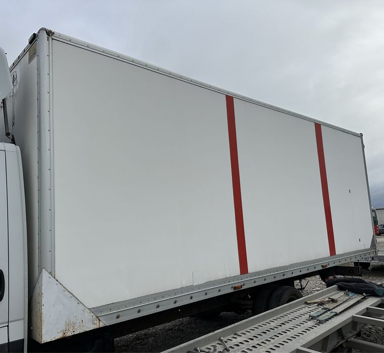 Фургон с външни размери д6.15м / ш2.25м / в2.40м