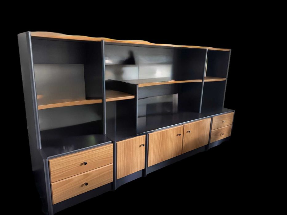 Mobilier living modern cu spații depozitare – bibliotecă + dulapuri, stare foarte bună