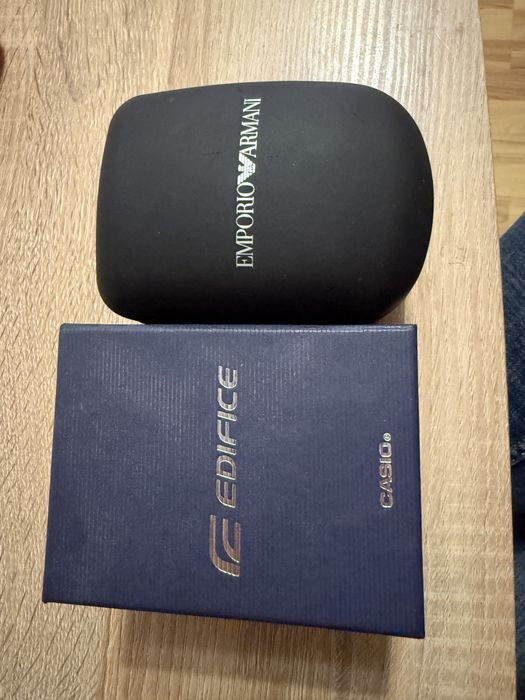 Vand 2 ceasuri Casio si Armani 700 Ron