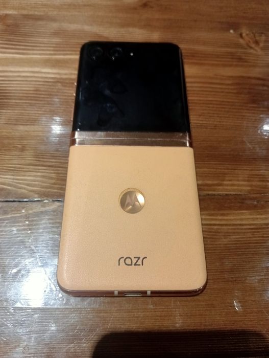 на запчасти Motorola razr+ 2023