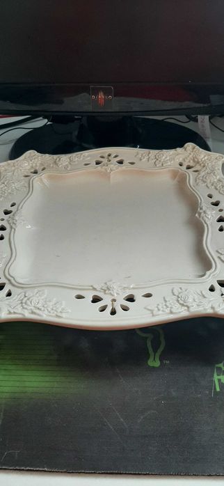 Декоративна чиния с орнаменти