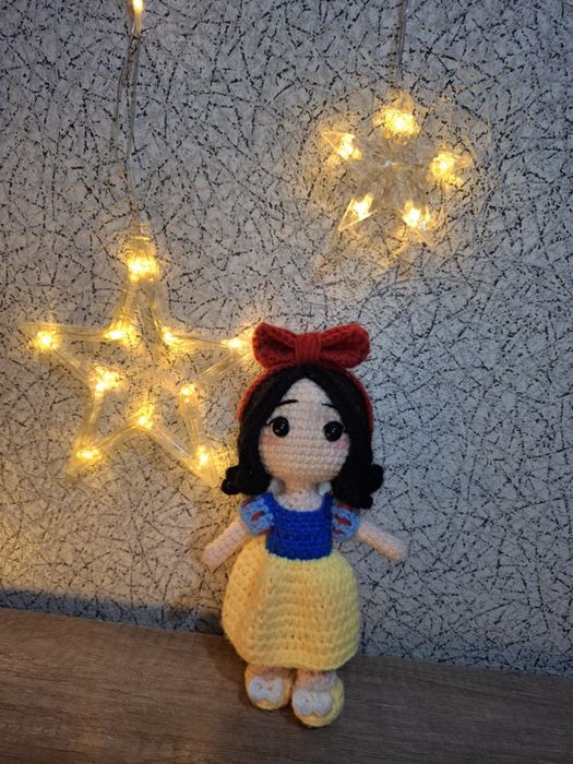 Вязанная кукла Белоснежка