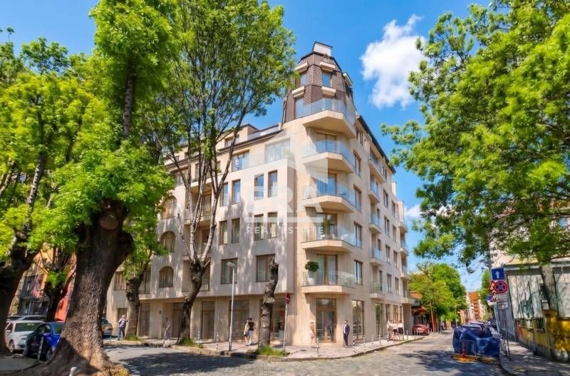 Слънчево двустайно ателие със зелени гледки в емблематична сграда в це