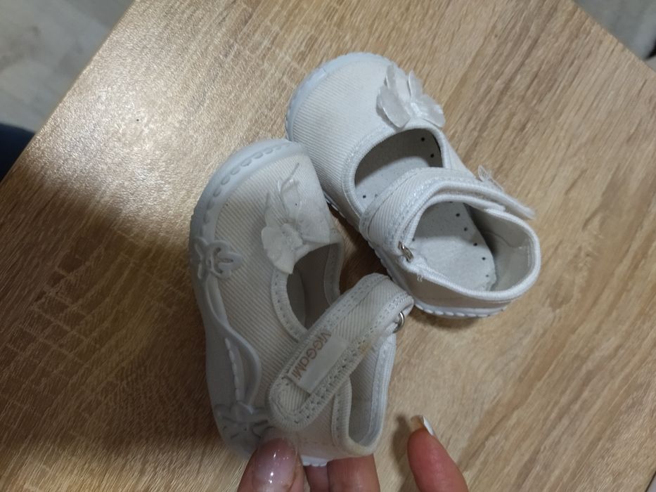 Бели обувки 18 номер