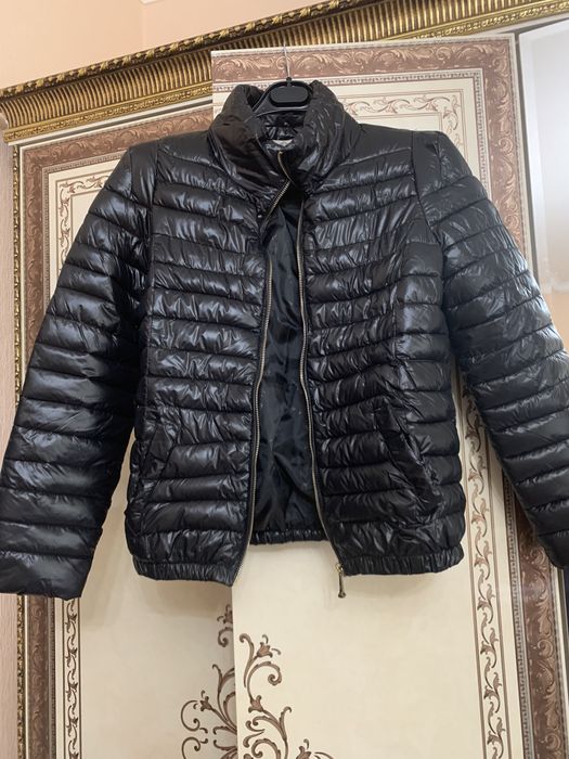 Куртка стеганая, черного цвета.