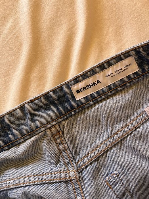 Сини дънки с леко избелял ефект Bershka