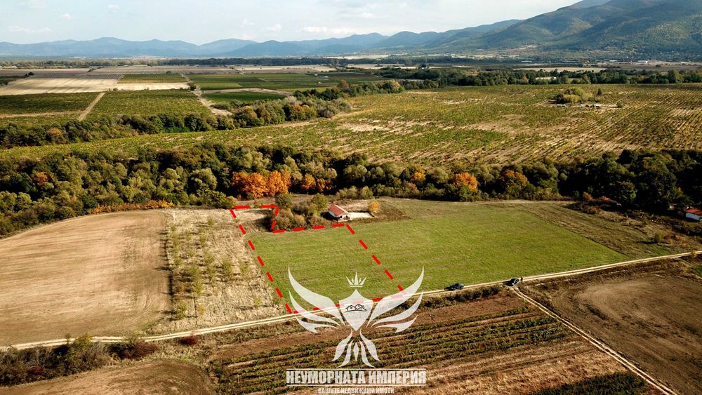 Продавам земя 3300кв.м. вътрешна линия след село Долнослав