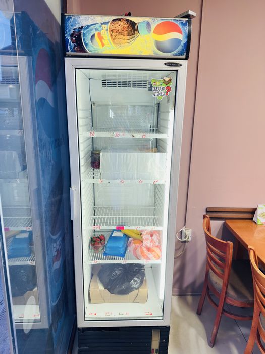 Вертикална хладилна витрина