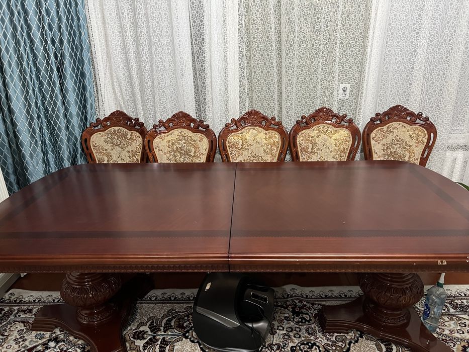 Продам стол и 10 стульев .