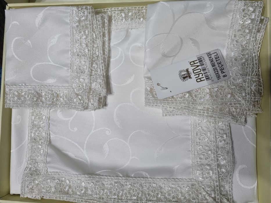 Față de masă  160×220 cu 8 servetele de dantela