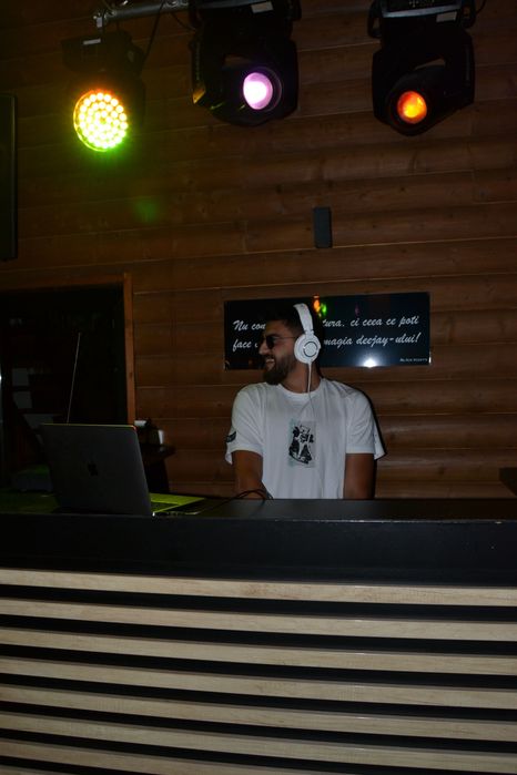 DJ pentru evenimente private • Nunți • Botezuri • Majorate • Corporate