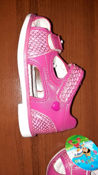 Сандали на девочку новые