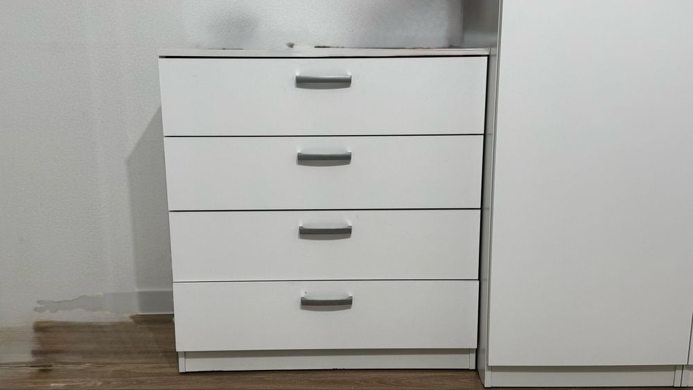 Срочно!Продаётся белый комод, 4 ящика