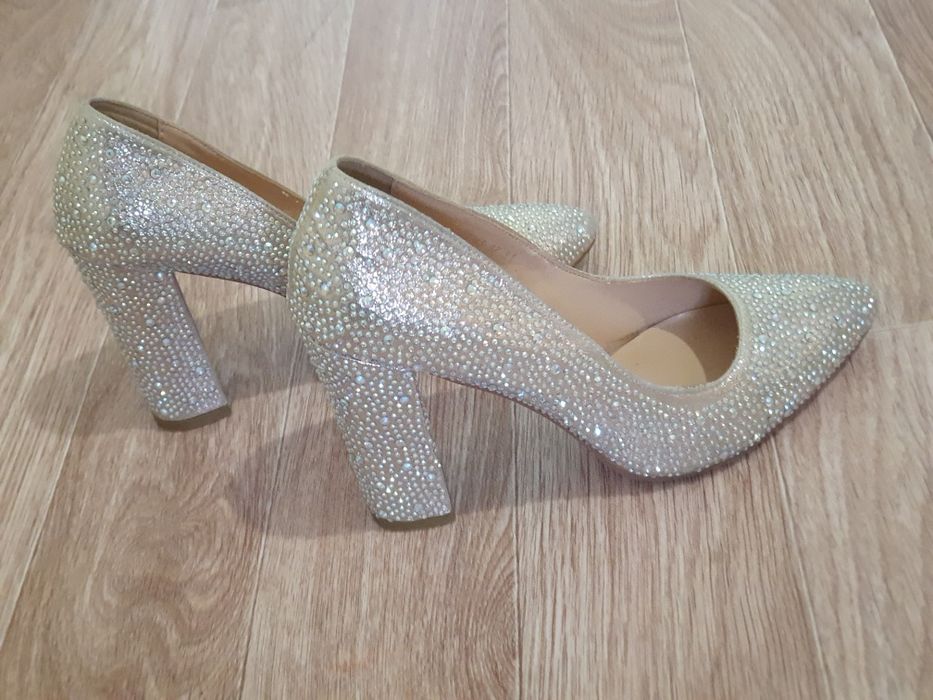 Продам туфли со стразами