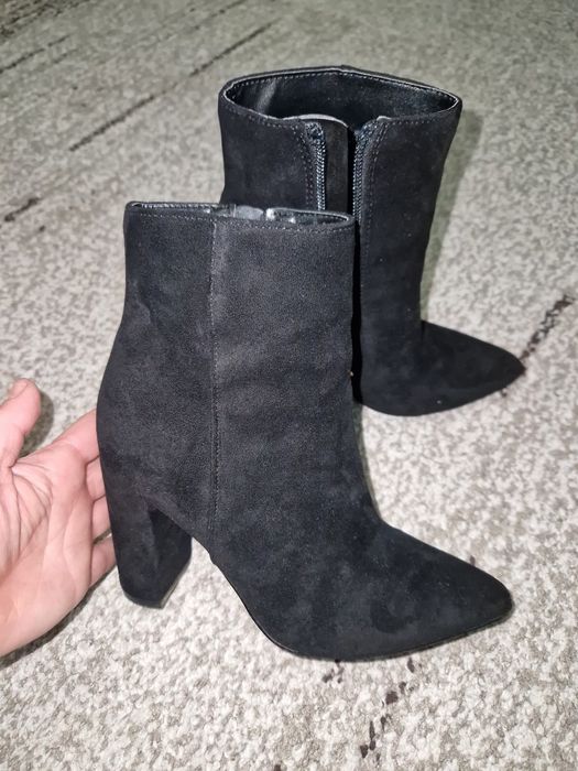 Черни боти на ток