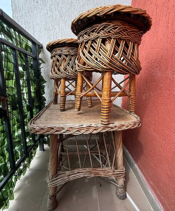 Masă împletită din răchită + 2 scaune, lucrată manual.