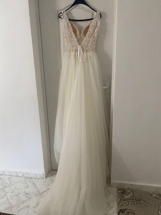 Булчинска рокля с гол гръб