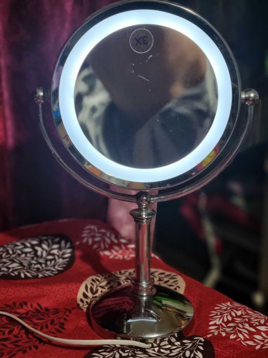 vind oglinda cu lupa si lumina