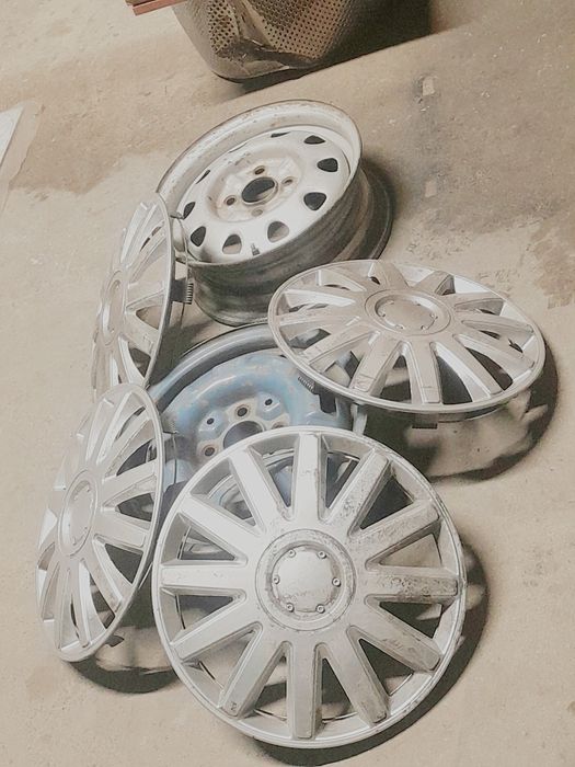 Продам диски r13 2штук диска и 4 калпаки !