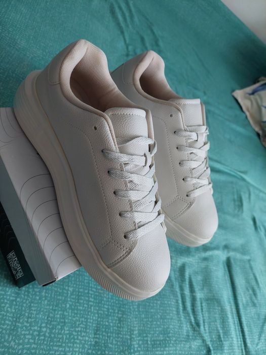 Vând Adidașii Unisex Noi Nr 38 Calitate Buna La Cutie